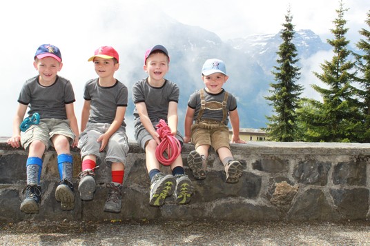 Kinder auf Mauer